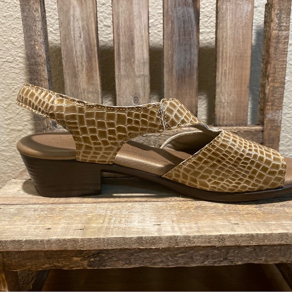 SAS Suntimer Beige Croc Sandels 9M, Adjustable Strap, Contoured Footbed Sandal - Picture 10 of 15